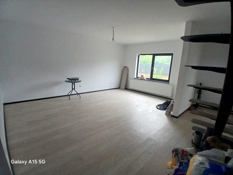 Casă cu 4 camere în Exterior Vest