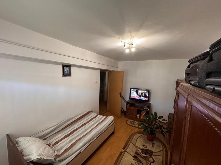 Apartament cu 3 camere decomandat în Vitrometan