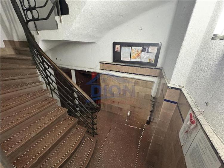 Apartament cu 3 camere semidecomandat în Universitate