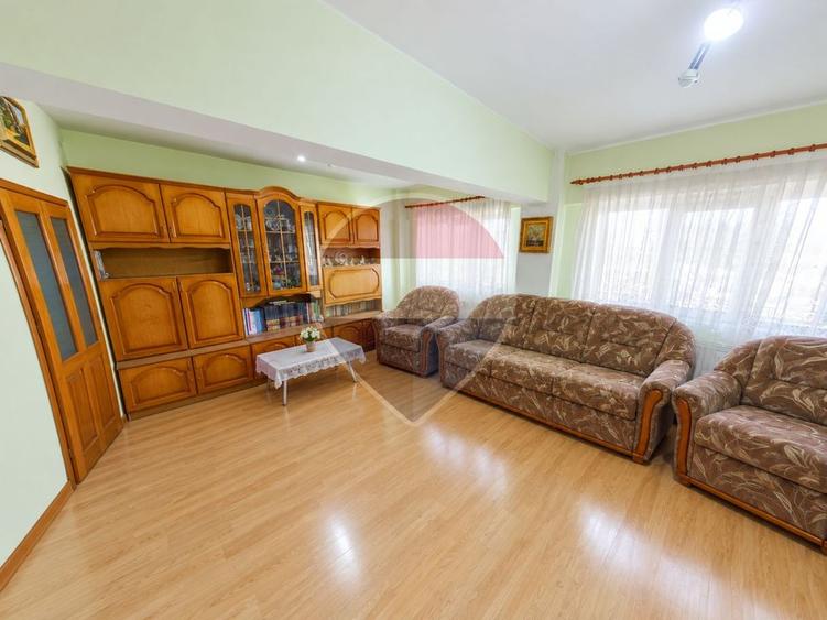 Apartament cu 3 camere decomandat, mobilat în Central