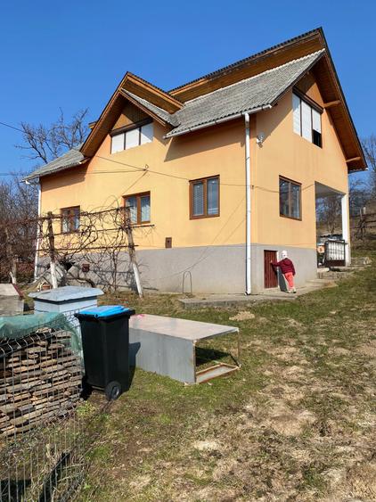 Casă cu 4 camere în Șișești