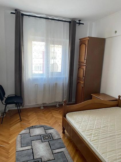 Apartament cu 5 camere decomandat în Central