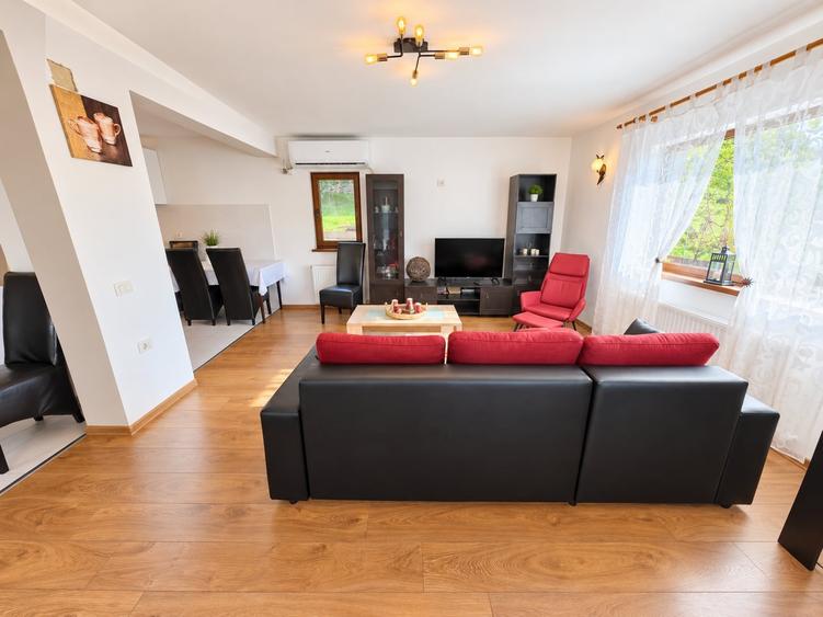 Casă individuală cu 5 camere cu Garaj în Buhalnița
