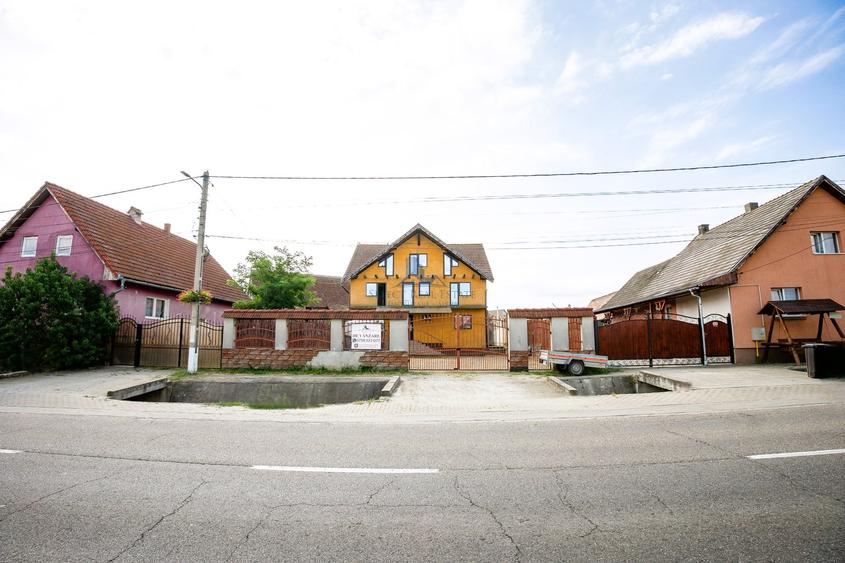 Casă individuală cu 12 camere cu Teren 568 Mp în Cristian