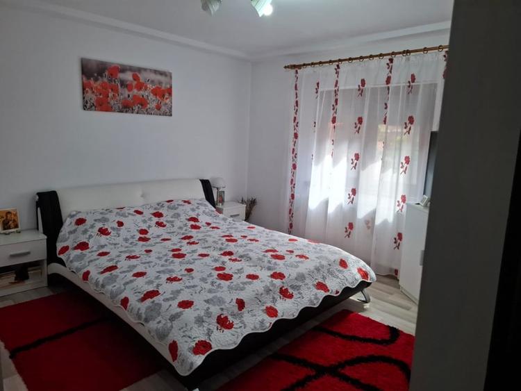 Casă individuală cu 6 camere cu Canalizare în Nădlac