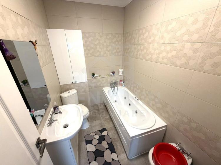 Apartament cu 3 camere semidecomandat în Craiovița Nouă