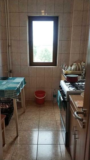 Apartament cu 3 camere semidecomandat în Rovine