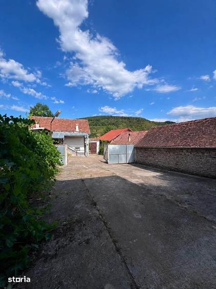 Casă cu 2 camere cu Teren 2380 Mp în Iacobeni