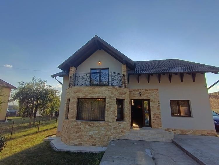 Casă individuală cu 5 camere cu Canalizare în Săsar