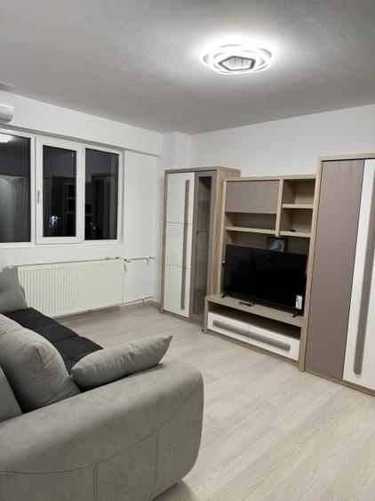 Apartament cu 2 camere semidecomandat, mobilat în Tei