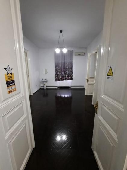 Apartament cu 5 camere semidecomandat în P-ța Victoriei