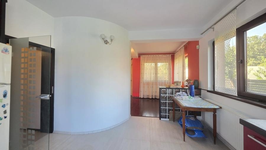 Casă cu 6 camere cu Teren 640 Mp în Grădiștea