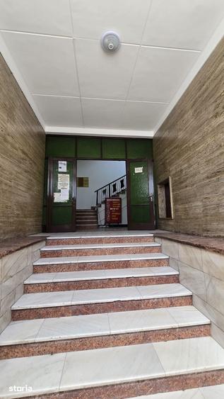 Spațiu comercial, de 1,000 mp, în Central
