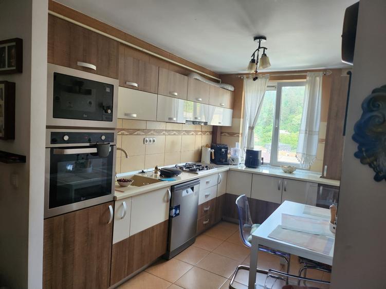 Apartament cu 3 camere semidecomandat în Est