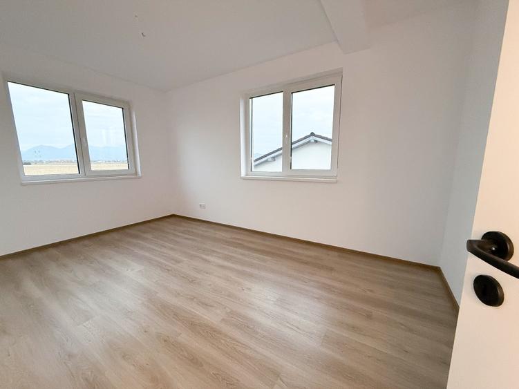 Duplex cu 4 camere cu Canalizare în Sânpetru