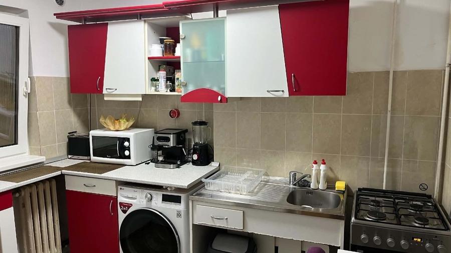 Apartament cu 3 camere decomandat, mobilat în Spitalul Județean
