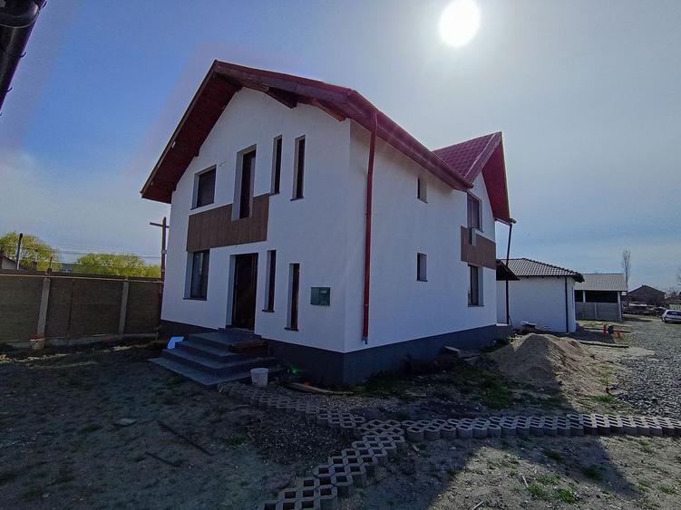 Casă individuală cu 5 camere cu Canalizare în Sânandrei