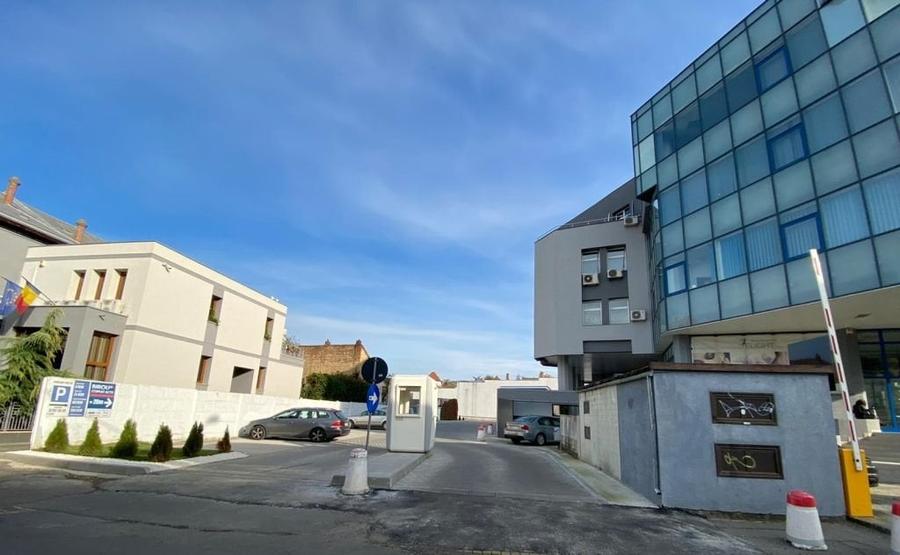 Birou, de 1,800 mp, în Central