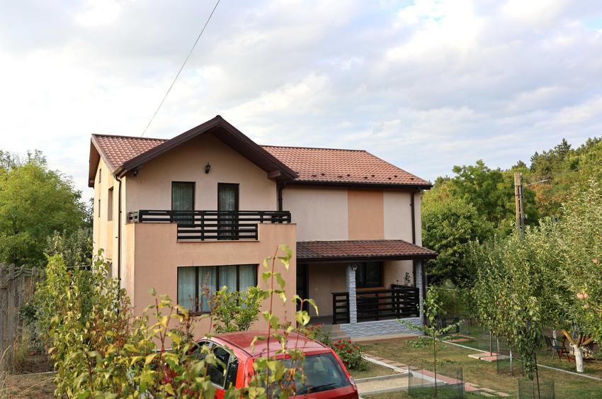 Casă cu 4 camere în Tomești
