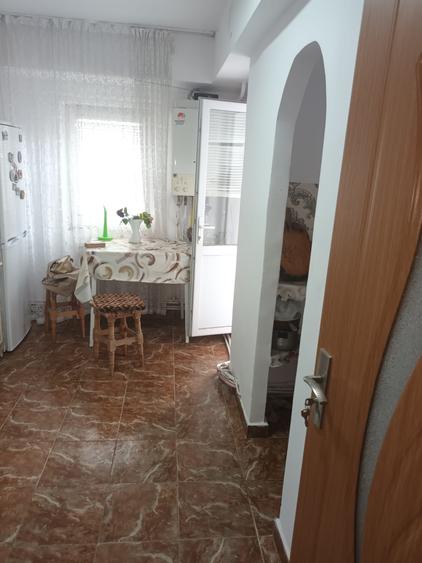 Apartament cu 3 camere semidecomandat în Central
