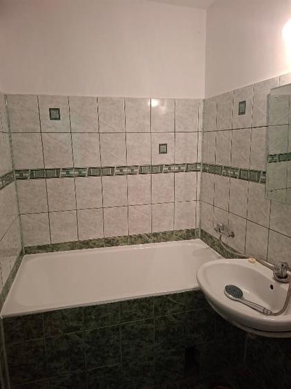 Apartament cu 3 camere semidecomandat în Brazda lui Novac