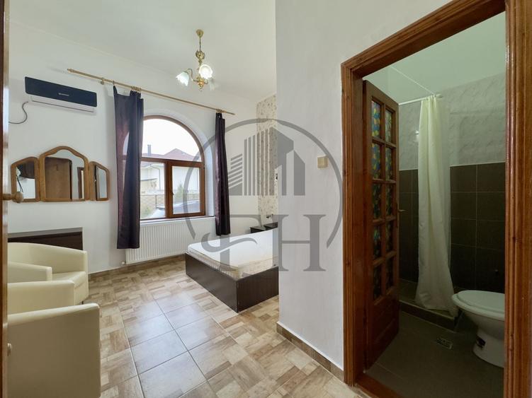 Casă individuală cu 14 camere cu Canalizare în Central