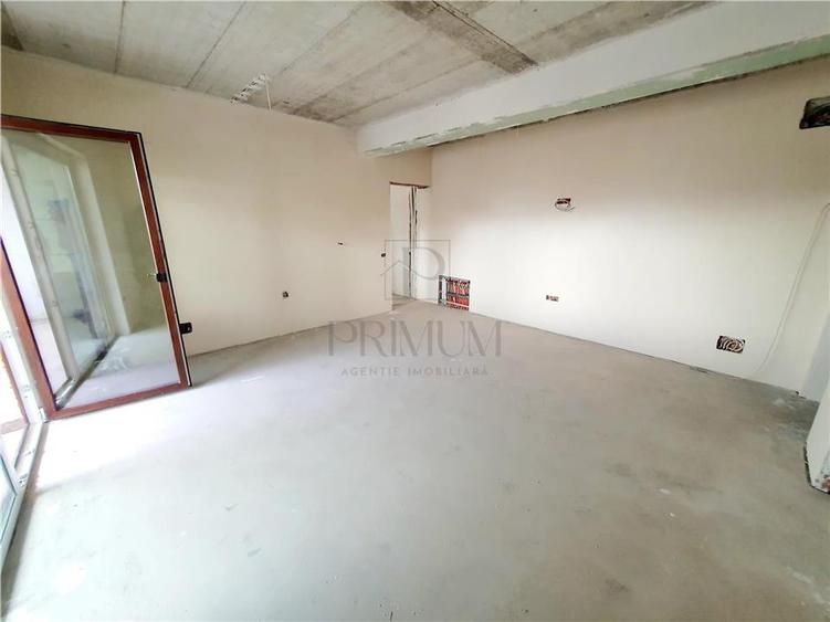 Apartament cu 3 camere semidecomandat în Dumbrăvița