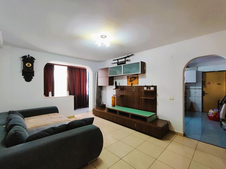 Apartament cu 3 camere semidecomandat, mobilat în Central