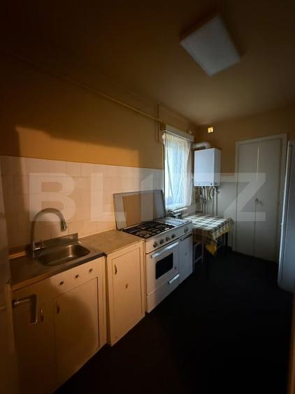 Apartament cu 3 camere semidecomandat, mobilat în Policlinica