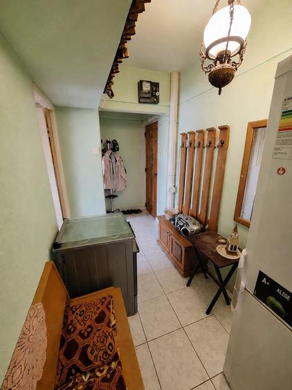 Apartament cu 3 camere semidecomandat, mobilat în Dacia