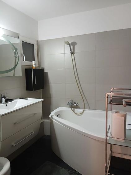 Apartament cu 3 camere decomandat, mobilat în Gorjului