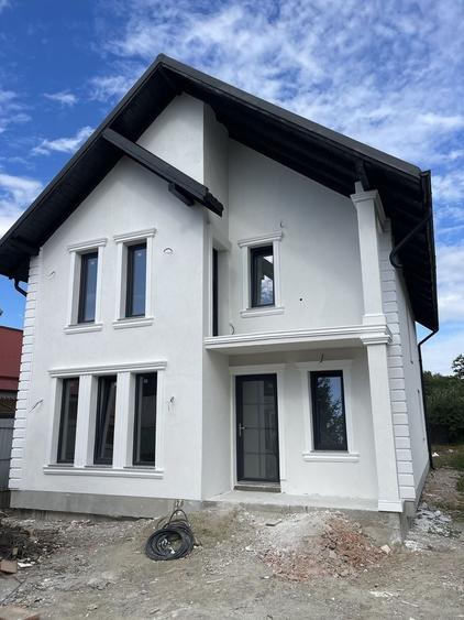 Casă cu 4 camere în Calea Romanului