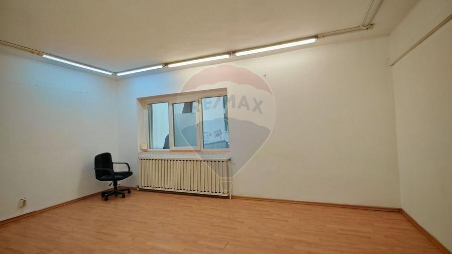 Apartament cu 5 camere decomandat în Aviației