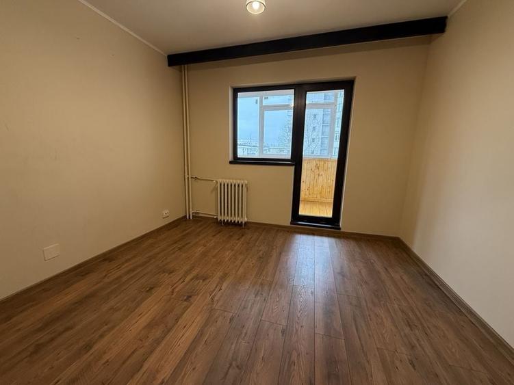 Apartament cu 4 camere semidecomandat, mobilat în Colentina
