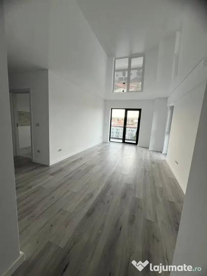 Apartament cu 7 camere decomandat în Nicolina