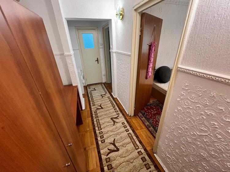 Apartament cu 3 camere semidecomandat în Titan