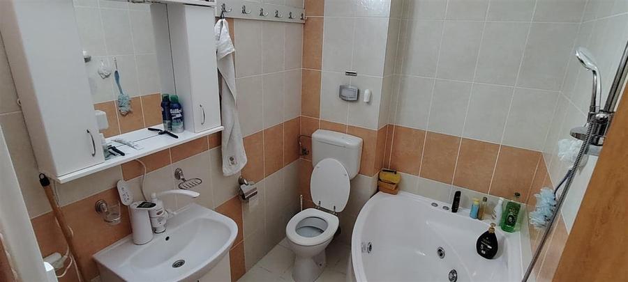 Apartament cu 3 camere semidecomandat în Nufărul