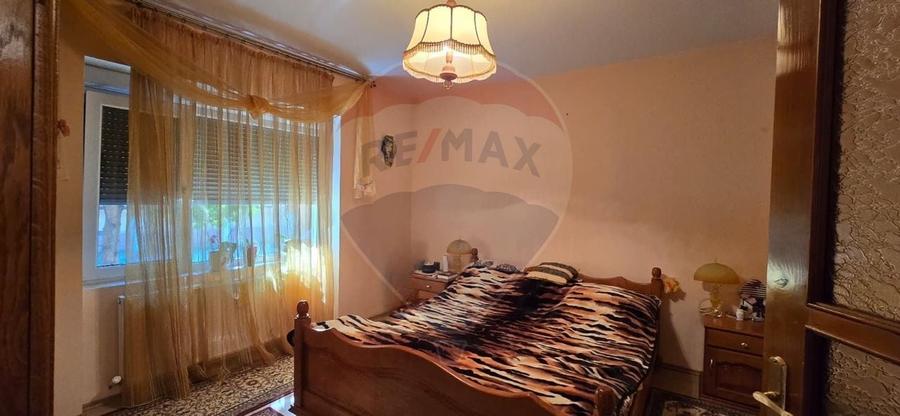 Casă individuală cu 8 camere cu Teren 650 Mp în Central