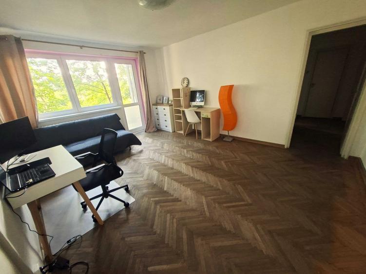 Apartament cu 3 camere decomandat în Exterior Vest