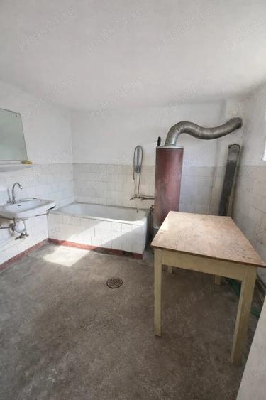 Casă cu 3 camere cu Canalizare în Central