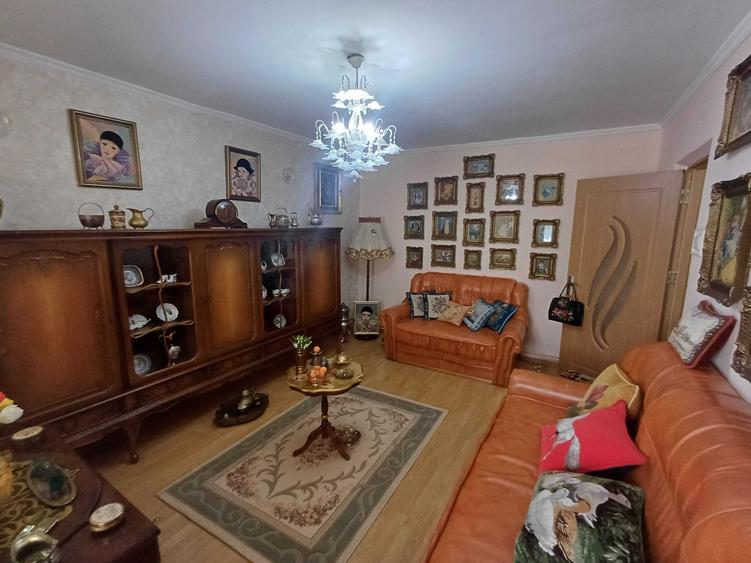 Apartament cu 3 camere decomandat în Central