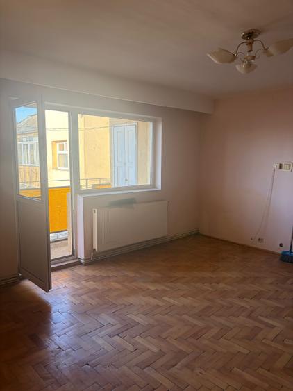 Apartament cu 3 camere decomandat în Micro 16