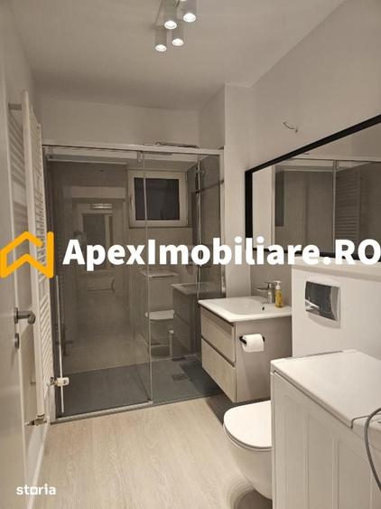 Apartament cu 4 camere semidecomandat în Centrul Civic