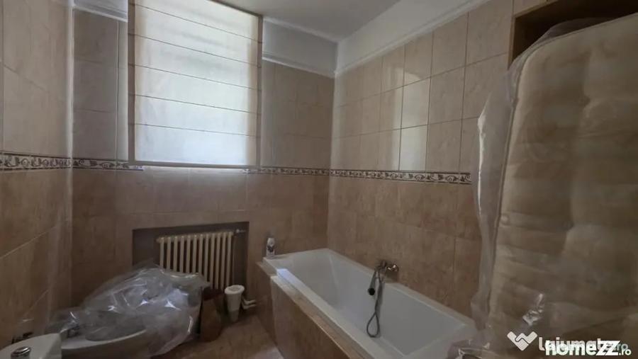 Apartament cu 5 camere decomandat în Moșilor