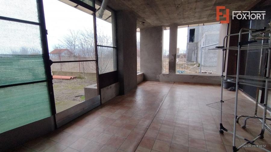 Casă individuală cu 8 camere cu Garaj în Săcălaz