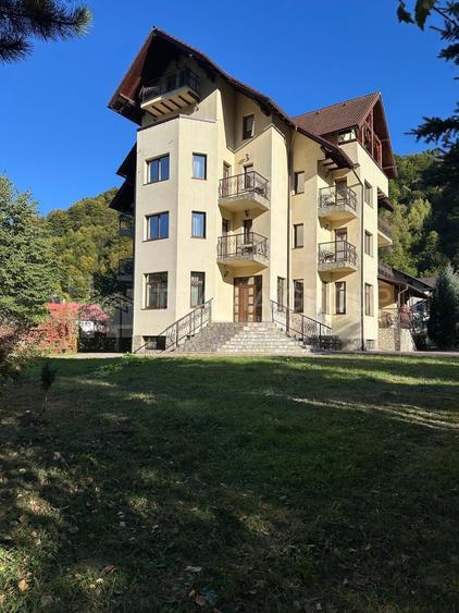 Casă individuală cu 17 camere cu Canalizare în Moieciu de Jos