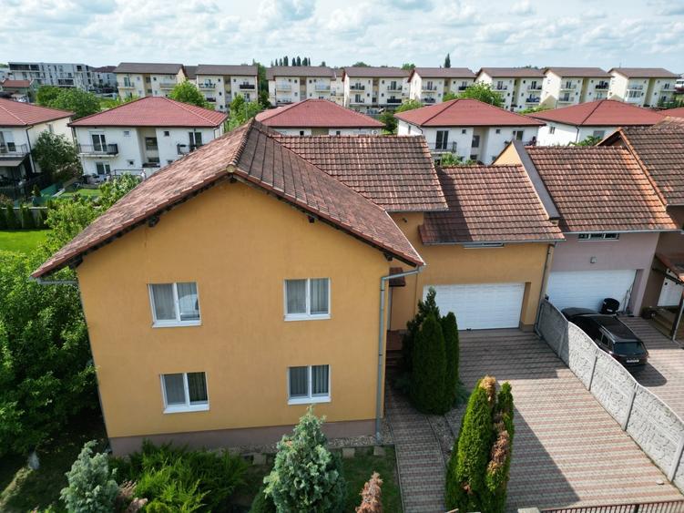 Casă individuală cu 7 camere cu Canalizare în Dumbrăvița