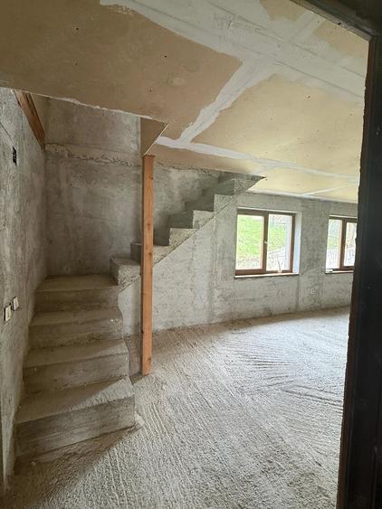 Casă cu 5 camere cu Teren 2500 Mp în Pângărați