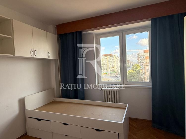 Apartament cu 4 camere decomandat, mobilat în Nufărul