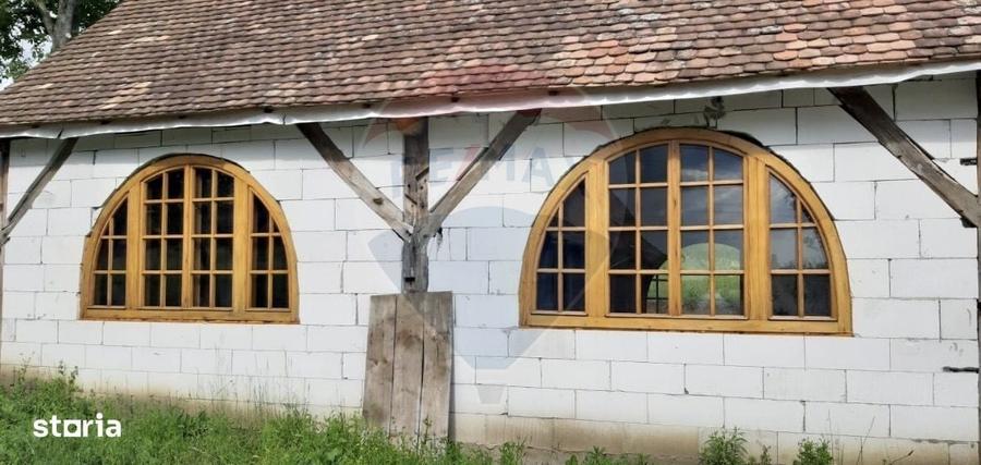 Casă cu 4 camere cu Teren 8514 Mp în Romanești